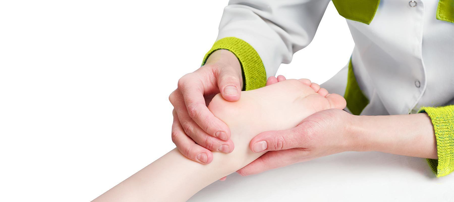 Eine Person bekommt eine wohltuende Fußmassage von einem Therapeuten.